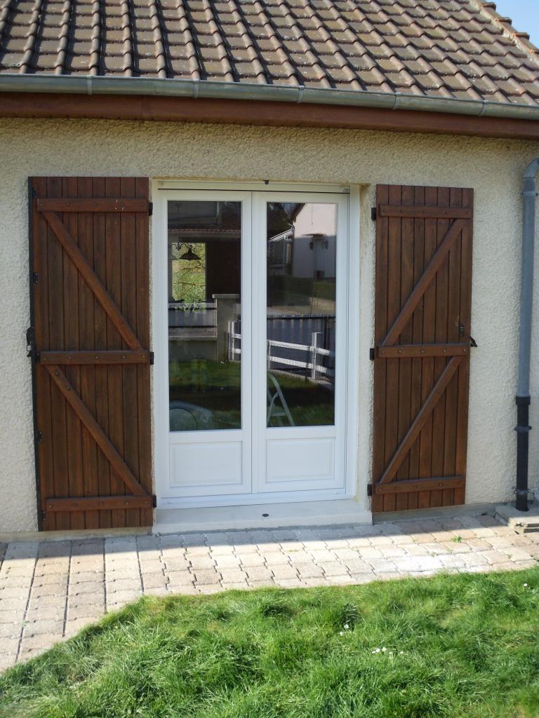 Porte fenêtre avec soubassement plate bande