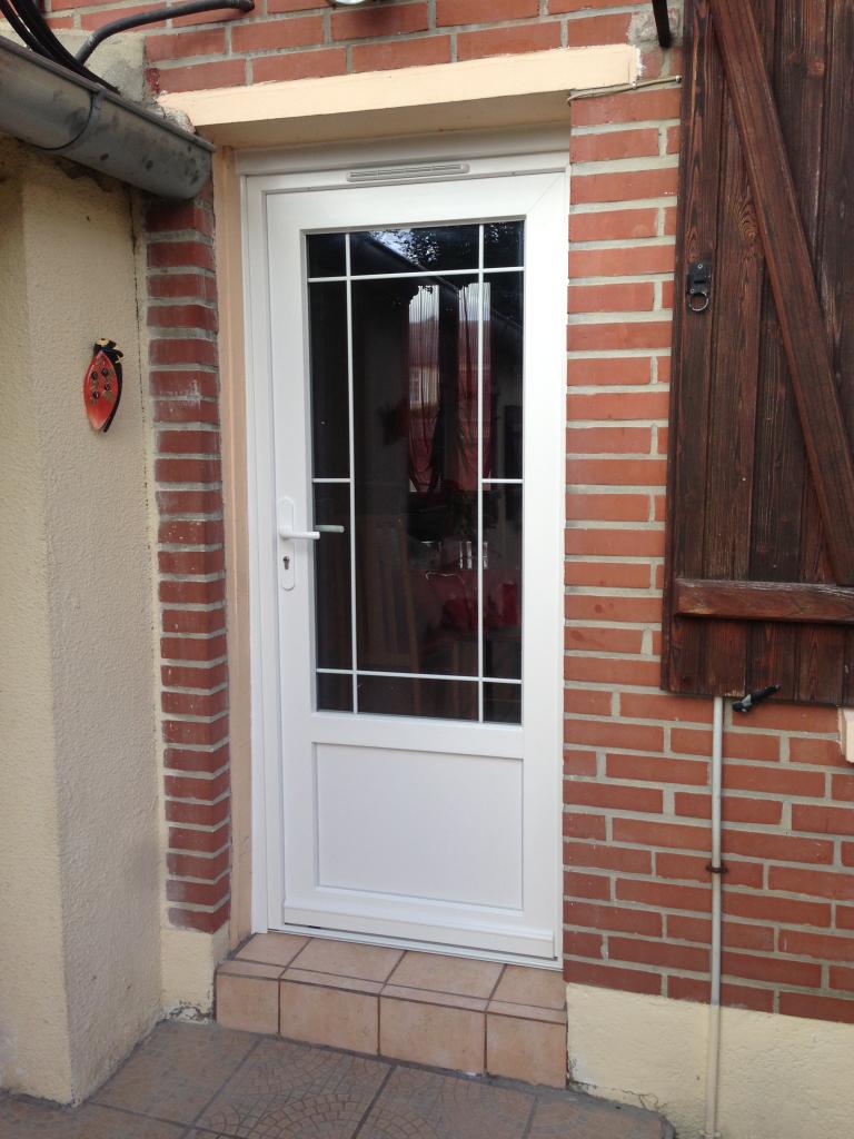 Porte PVC semi-vitrée avec vitrage décoratif