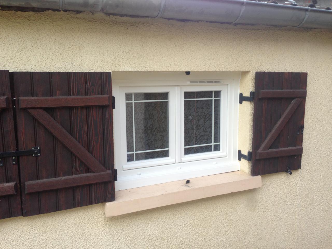 Fenêtre PVC avec vitrage décoratif